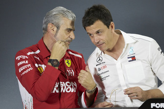 Maurizio Arrivabene, Team Principal, Ferrari, e Toto Wolff, Direttore esecutivo (Business), Mercedes AMG, durante la conferenza stampa dei team principal