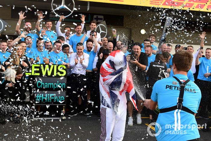 Lewis Hamilton, Mercedes AMG F1 celebra con el equipo