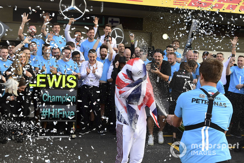 Lewis Hamilton, Mercedes AMG F1, festeggia con il suo team