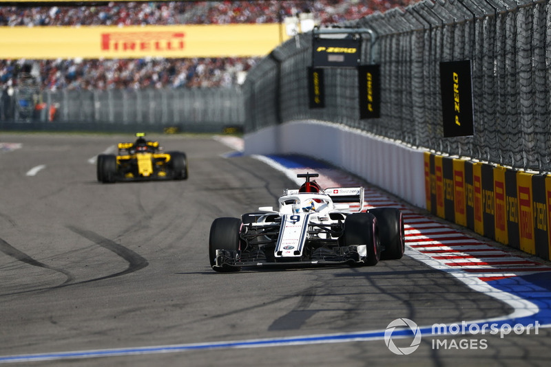Marcus Ericsson, Sauber C37, leads Carlos Sainz Jr., Renault Sport F1 Team R.S. 18