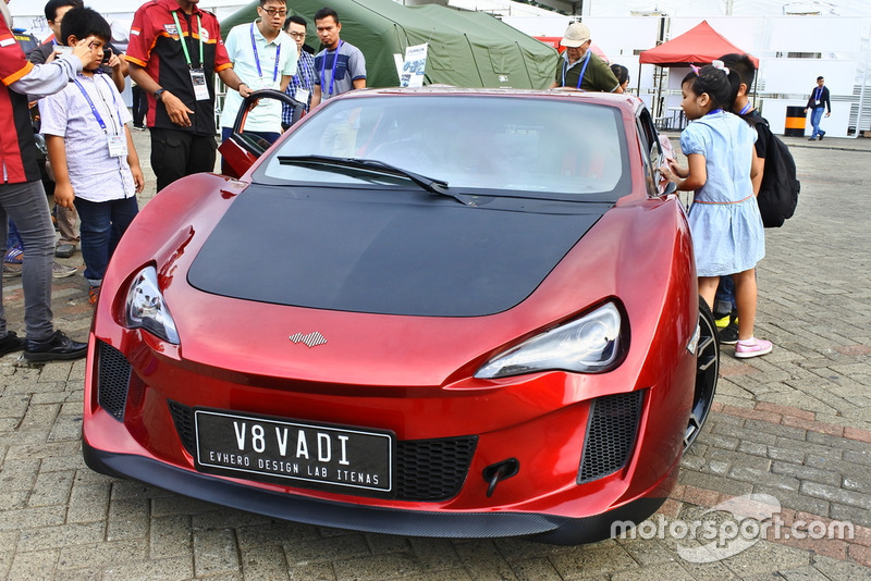 Mobil listrik V8 Vadi