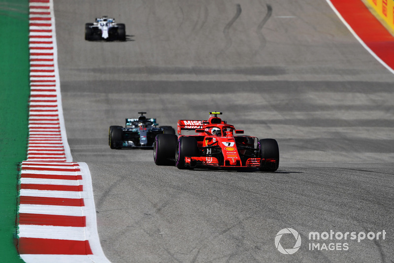 Kimi Raikkonen, Ferrari SF71H y Lewis Hamilton, Mercedes AMG F1 W09 EQ Power+