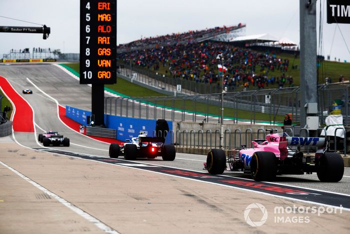Sergio Pérez, Racing Point Force India VJM11, Sergey Sirotkin, Williams FW41, en pit lane