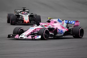 Esteban Ocon, Racing Point Force India VJM11 en Romain Grosjean, Haas F1 Team VF-18 
