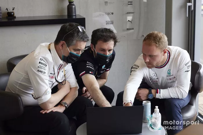 Valtteri Bottas, Mercedes, con los ingenieros