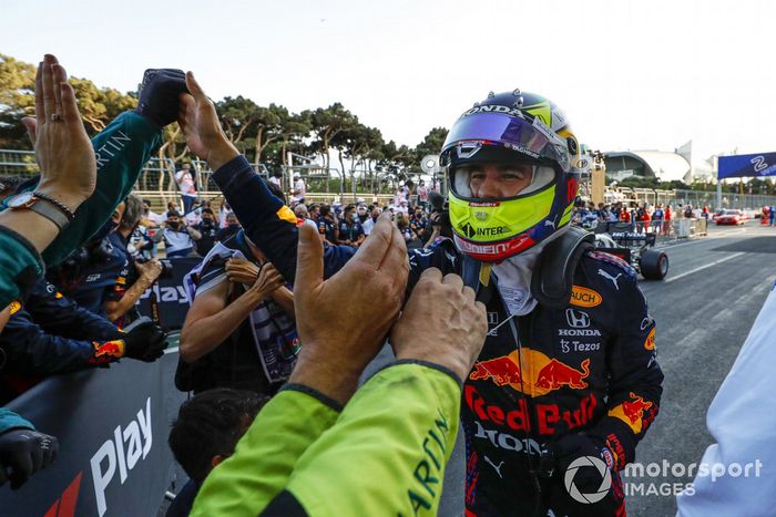 Ganador Sergio Pérez, Red Bull Racing, celebra en Parc Ferme