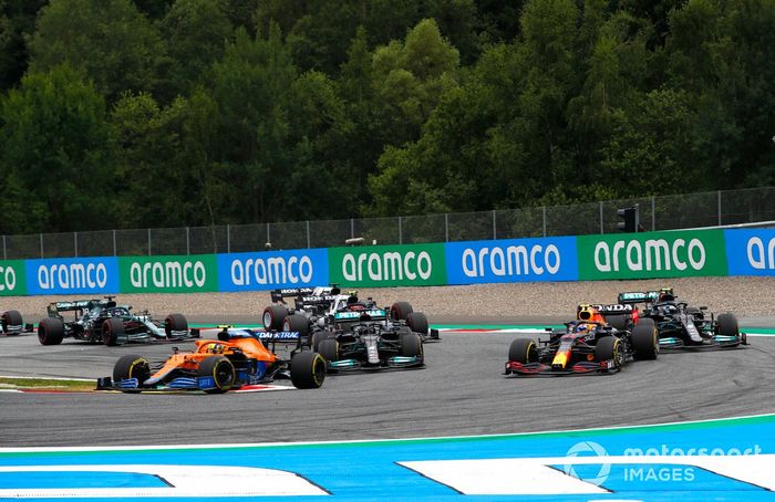 Lando Norris, McLaren MCL35M, Sergio Pérez, Red Bull Racing RB16B, Lewis Hamilton, Mercedes W12, Valtteri Bottas, Mercedes W12