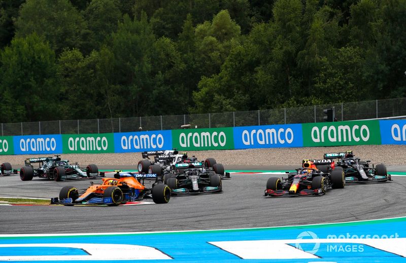 Lando Norris, McLaren MCL35M, Sergio Pérez, Red Bull Racing RB16B, Lewis Hamilton, Mercedes W12, Valtteri Bottas, Mercedes W12