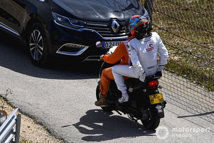 Kimi Raikkonen, Alfa Romeo Racing, es llevado de vuelta a los boxes tras choque