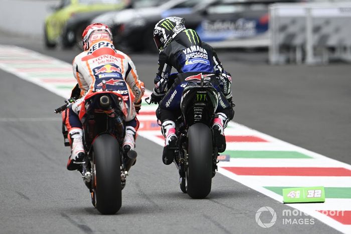 Maverick Vinales, Yamaha Factory Racing, mira a Marc Marquez, Repsol Honda Team