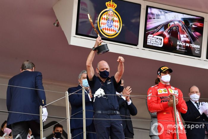Adrian Newey, Director Técnico de Red Bull Racing, con el trofeo de Constructores