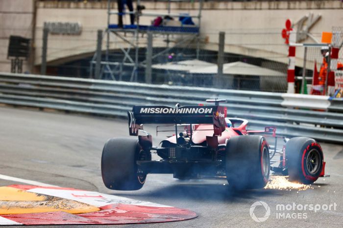Charles Leclerc, Ferrari SF21 con daños después de tocar la barrera