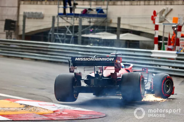 Charles Leclerc, Ferrari SF21 con daños después de tocar la barrera