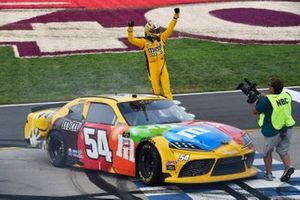 Race winner Kyle Busch, Joe Gibbs Racing, Toyota Supra M&M's