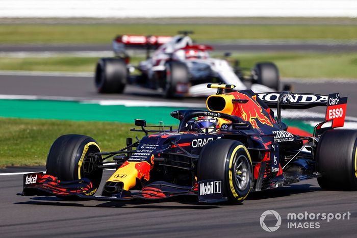 Sergio Pérez, Red Bull Racing RB16B, Kimi Raikkonen, Alfa Romeo Racing C41