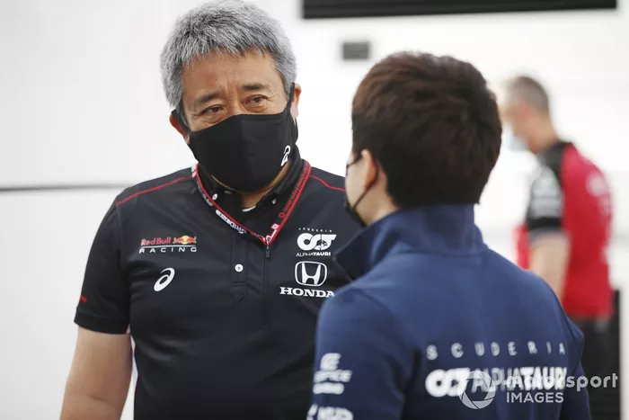 Yuki Tsunoda, AlphaTauri AT02 y Masashi Yamamoto, General Manager, Honda Motorsport 