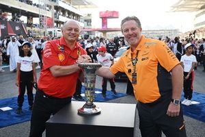 Frederic Vasseur, Diretor de Equipa e Diretor Geral da Scuderia Ferrari, Zak Brown, CEO da McLaren Racing, na grelha com o troféu do Campeonato de Construtores antes do início