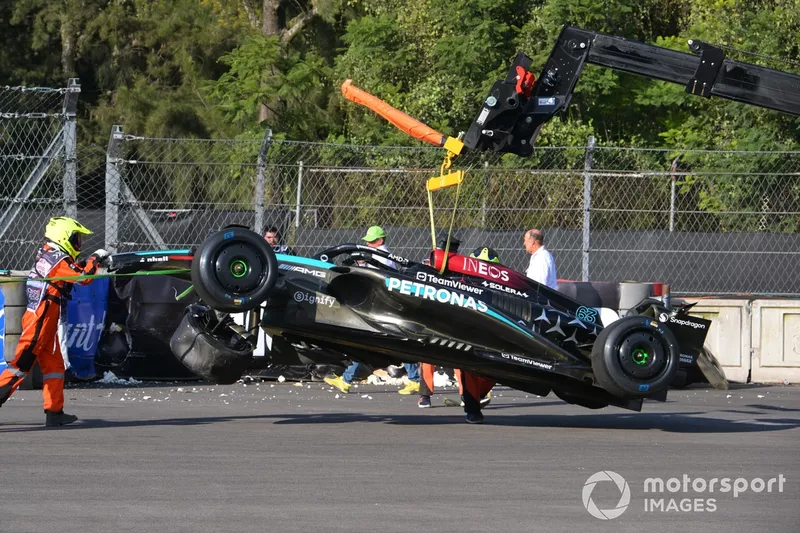 Les commissaires retirent du circuit la voiture endommagée de George Russell, Mercedes F1 W15, après un accident en FP2.