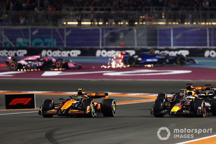 Lando Norris, McLaren MCL38, lucha con Max Verstappen, Red Bull Racing RB20, por el liderato de la carrera.