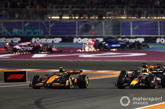 Lando Norris, McLaren MCL38, lucha con Max Verstappen, Red Bull Racing RB20, por el liderato de la carrera.