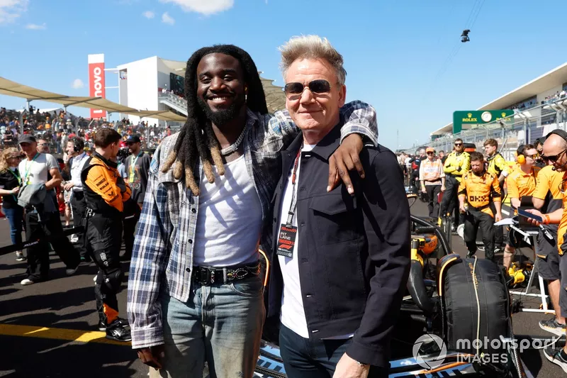 マクラーレンMCL38のランド・ノリスのマシンの前でポーズをとるシャブージーとゴードン・ラムゼイ。 