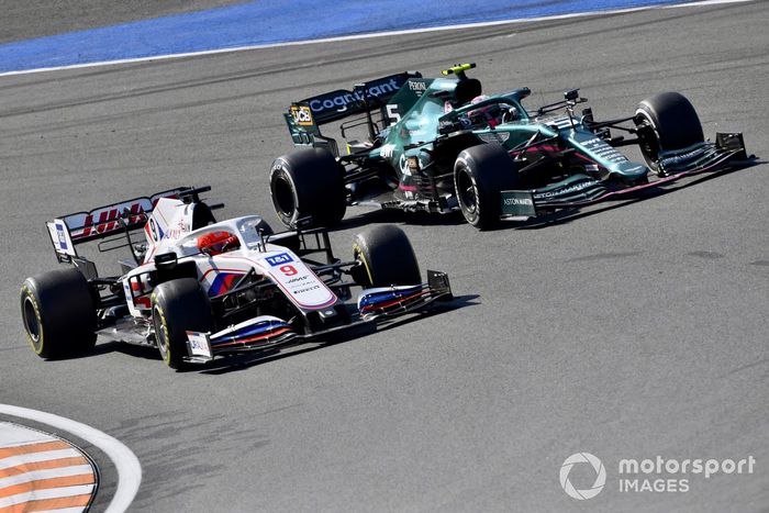 Nikita Mazepin, Haas VF-21, Sebastian Vettel, Aston Martin AMR21