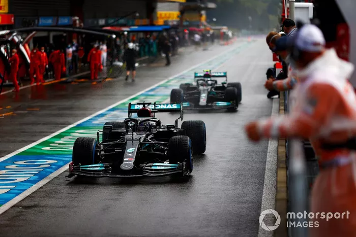 Lewis Hamilton, Mercedes W12, Valtteri Bottas, Mercedes W12, en pit lane