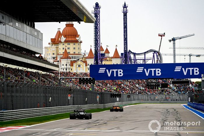 Lando Norris, McLaren MCL35M, Lewis Hamilton, Mercedes W12