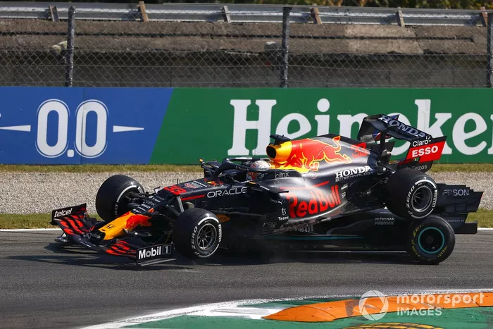 Choque de Lewis Hamilton, Mercedes W12 y Max Verstappen, Red Bull Racing RB16B,