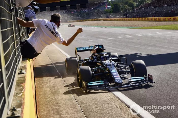 Ganador Lewis Hamilton, Mercedes W12 cruza la meta 