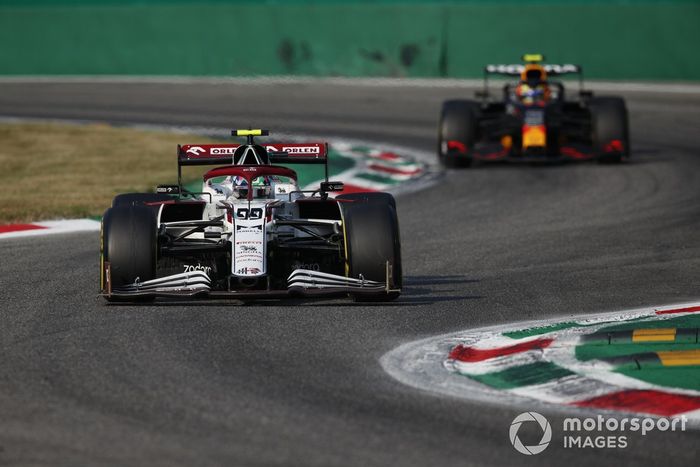 Antonio Giovinazzi, Alfa Romeo Racing C41, Sergio Pérez, Red Bull Racing RB16B