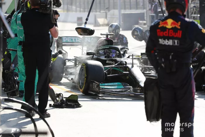 Lewis Hamilton, Mercedes W12, en pits