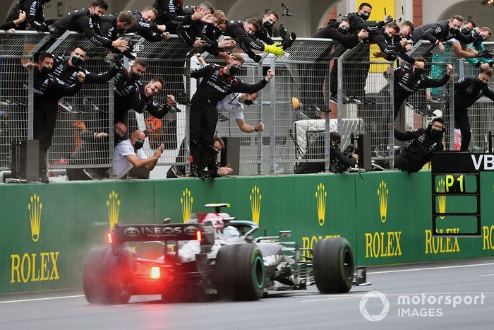 Ganador Valtteri Bottas, Mercedes W12 cruza la meta 