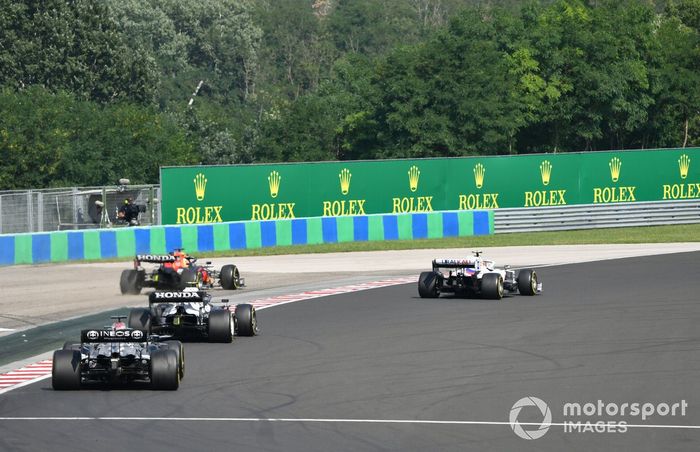 Mick Schumacher, Haas VF-21, Max Verstappen, Red Bull Racing RB16B, Pierre Gasly, AlphaTauri AT02, y Lewis Hamilton, Mercedes W12