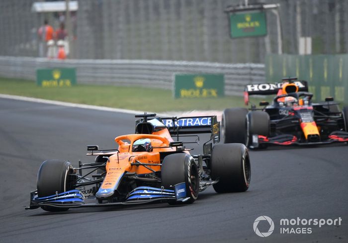 Daniel Ricciardo, McLaren MCL35M, Max Verstappen, Red Bull Racing RB16B