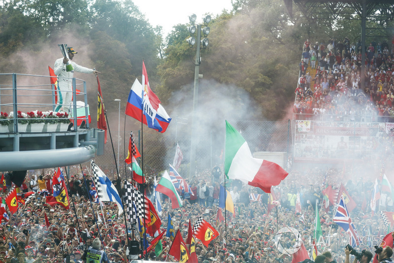 Lewis Hamilton, Mercedes AMG F1, en el podio de Monza