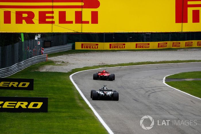 Kimi Raikkonen, Ferrari SF71H, y Lewis Hamilton, Mercedes AMG F1 W09