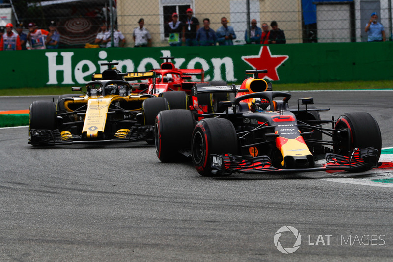 Daniel Ricciardo, Red Bull Racing RB14, leads Nico Hulkenberg, Renault Sport F1 Team R.S. 18, and Sebastian Vettel, Ferrari SF71H