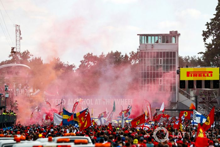 Los fans invaden la pista de Monza