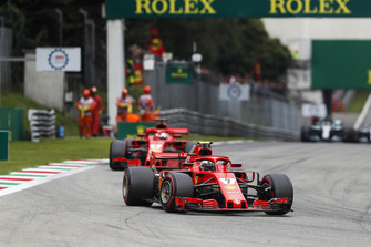 Kimi Raikkonen, Ferrari SF71H, lidera a Sebastian Vettel, Ferrari SF71H
