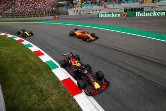 Daniel Ricciardo, Red Bull Racing RB14 Tag Heuer, Fernando Alonso, McLaren MCL33, and Nico Hulkenberg, Renault Sport F1 Team R.S. 18