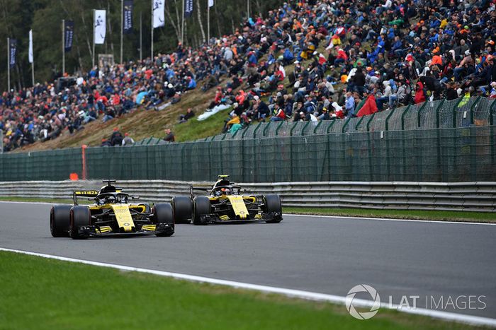Nico Hulkenberg, Renault Sport F1 Team R.S. 18 And Carlos Sainz Jr., Renault Sport F1 Team R.S. 18