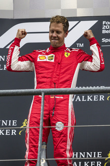 Racewinnaar Sebastian Vettel, Ferrari viert de overwinning op het podium