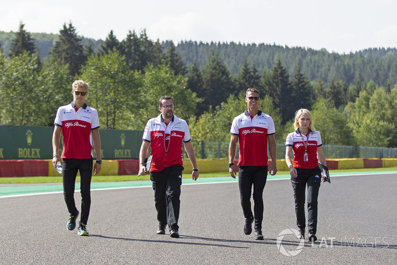 Marcus Ericsson, Sauber on track walk with his engineers