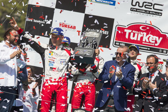 Podyum: Yarış galibi Ott Tänak, Martin Järveoja, Toyota Gazoo Racing WRT Toyota Yaris WRC