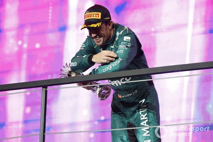 Podio: tercer lugar Fernando Alonso, Aston Martin F1 Team antes de ser sancionado 