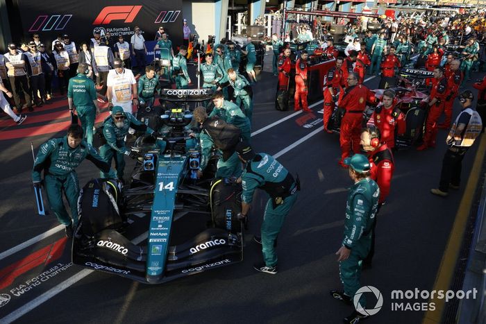 Mecánicos en boxes con Fernando Alonso, Aston Martin AMR23, Carlos Sainz, Ferrari SF-23
