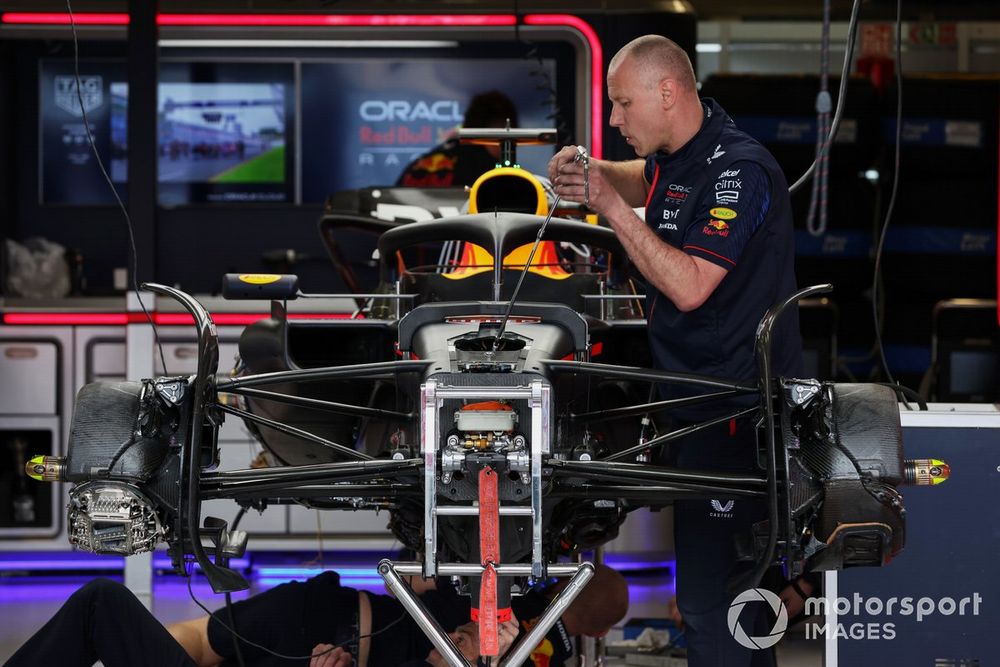 Un mecánico trabaja en el Red Bull Racing RB19 de Max Verstappen