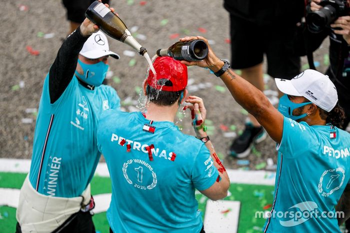 Ganador Lewis Hamilton, Mercedes-AMG F1, segundo Valtteri Bottas, Mercedes-AMG F1,Toto Wolff, Director Ejecutivo Mercedes AMG celebra el séptimo título de constructores