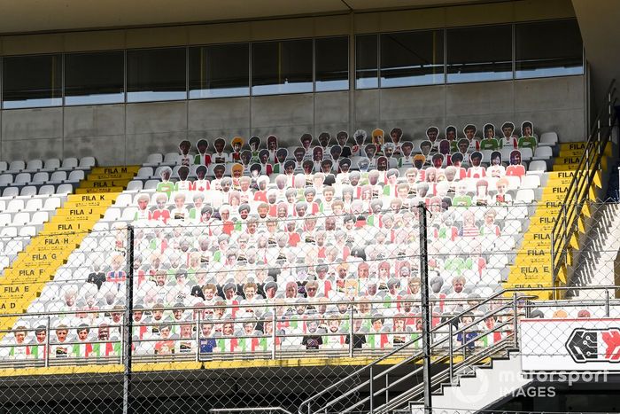 Aficionados falsos en las gradas de Monza